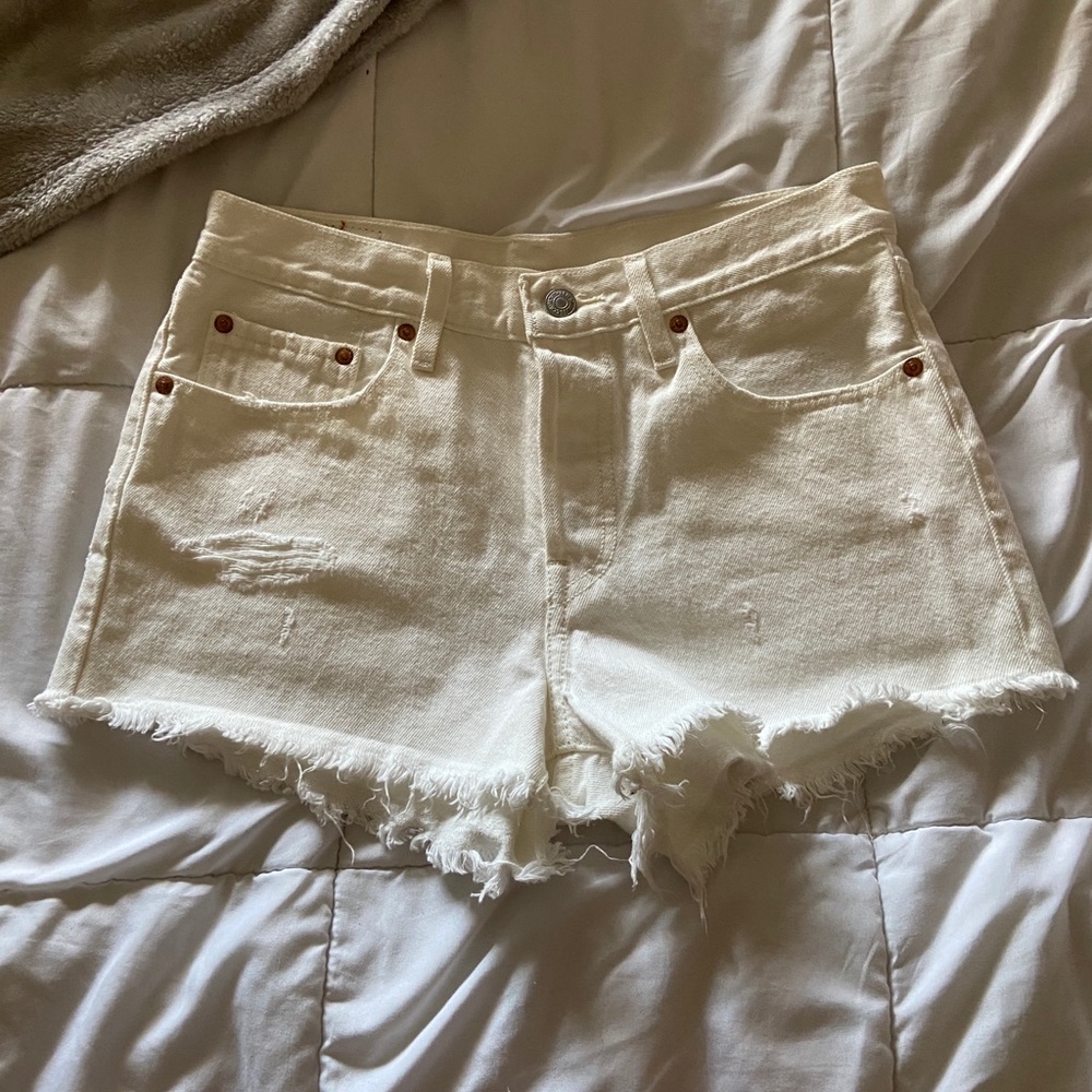 White Levi’s jean shorts